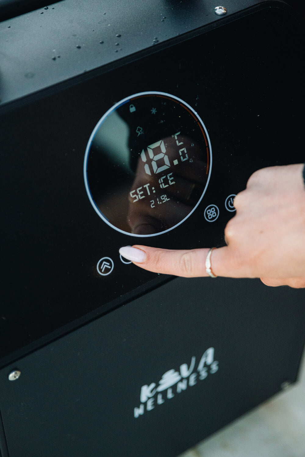 Chills water from 30°C degrees to 0 in under 4 hours